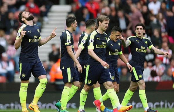Giroud tỏa sáng, Arsenal hủy diệt Stoke City