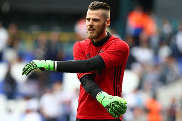 Hành động bất ngờ của Ronaldo vụ Real hỏi mua De Gea