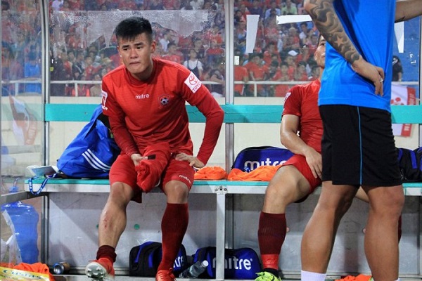 Cận cảnh chấn thương kinh hoàng hậu vệ Hải Phòng phải nhận