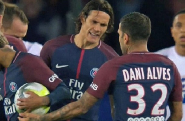 Alves lên tiếng về hành vi từ chối đưa bóng cho Cavani