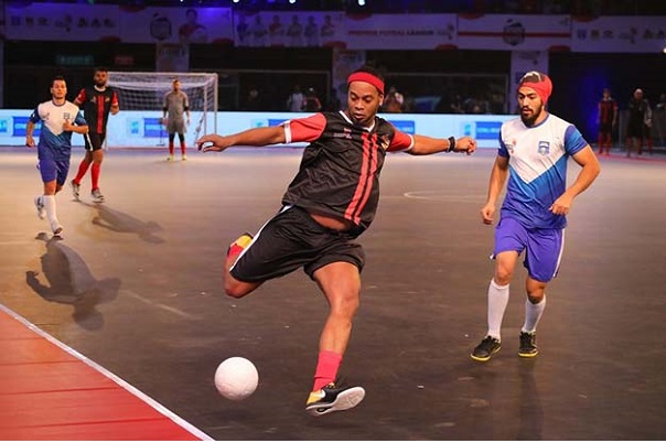 Ronaldinho ghi poker, suýt bị Giggs ngược dòng giải futsal