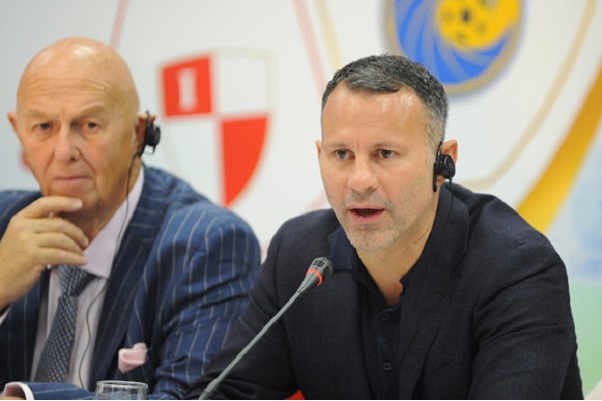 Con Giggs, Scholes có thể học bóng đá ở Việt Nam
