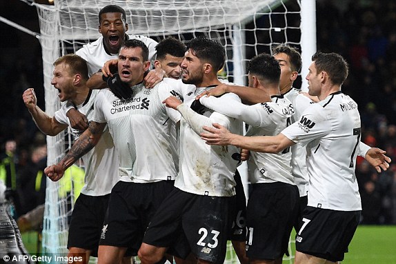 Ragnar Klavan tỏa sáng, Liverpool san bằng điểm số với MU