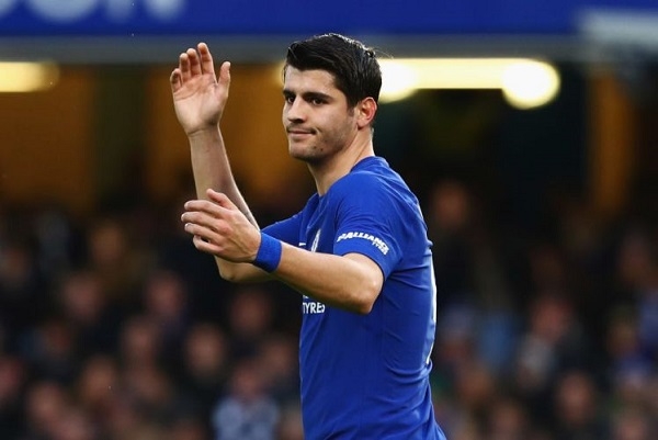 Morata đệm bóng dội xà ngang Man Utd