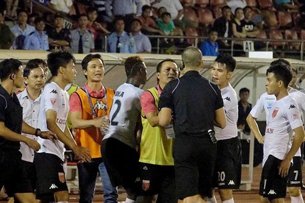 Tin bóng đá HOT sáng 20/2: Báo Anh châm biếm V.League, BĐ ĐNÁ đón thêm cái tên mới?