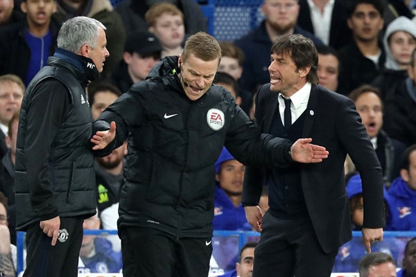HLV Mourinho ‘đá đểu’ trọng tài sau thất bại của M.U