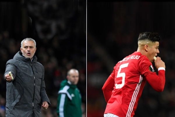 Vì sao HLV Mourinho bóc chuối cho Rojo?