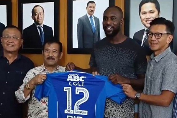 Chính thức: Thêm cựu sao Chelsea tới Đông Nam Á sau Essien
