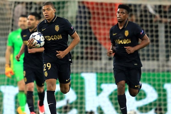Mbappe đi vào lịch sử Champions League