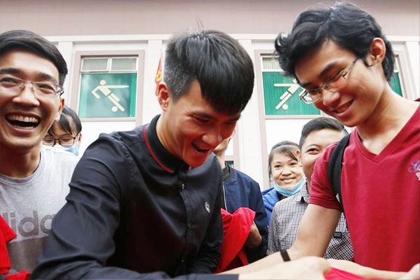 Bóng đá Việt Nam 16/7: Công Vinh muốn đưa CĐV đi du học