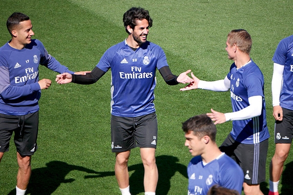 Chuyển nhượng chiều 10/8: Barca muốn có bộ đôi sao Real