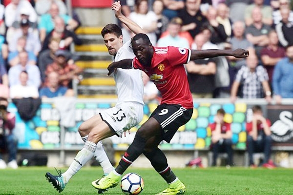 Tân binh tỏa sáng, MU hủy diệt Swansea trong 6 phút