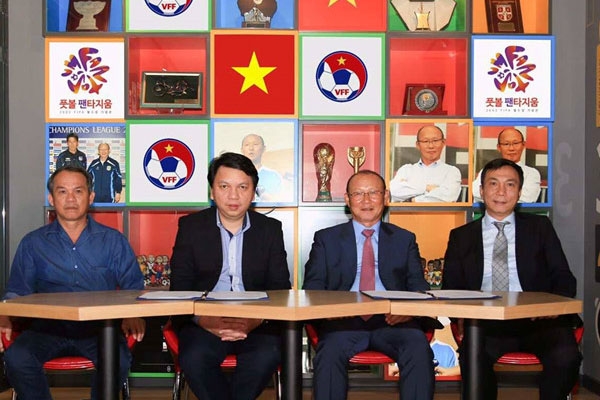 Tân HLV ĐTQG nhận xét gì về bóng đá Việt Nam?