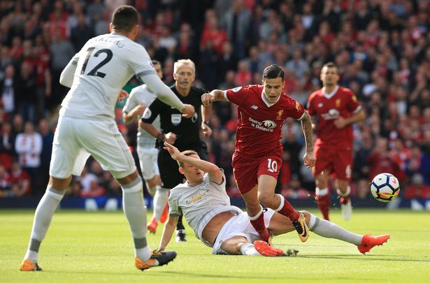 M.U phải quen với “xe buýt” của Mourinho