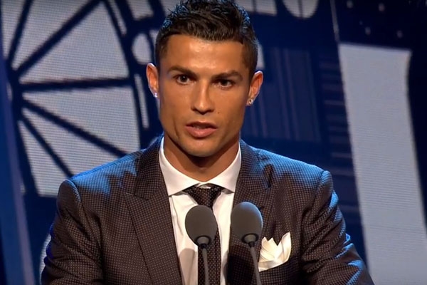 Nhận giải Cầu thủ xuất sắc nhất, CR7 nhắc tới Messi, Neymar