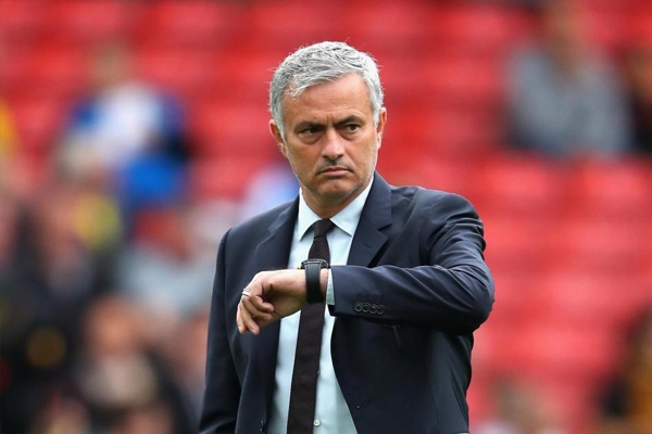 Ôm mộng lớn, chi 200 triệu mua sao làm quà giữ Mourinho
