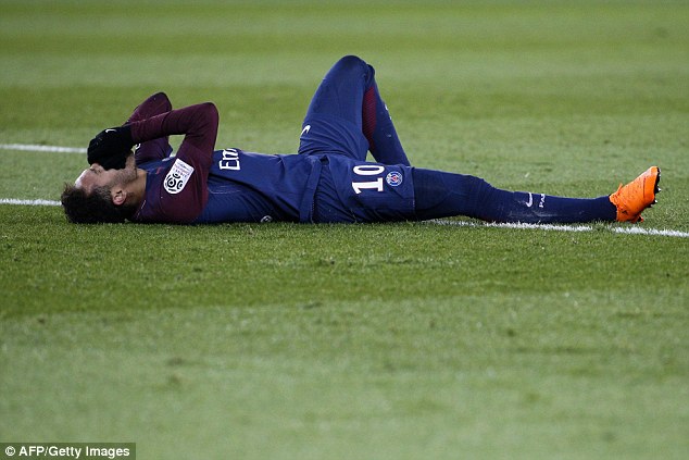 Neymar phẫu thuật, bắt vít chân thành công