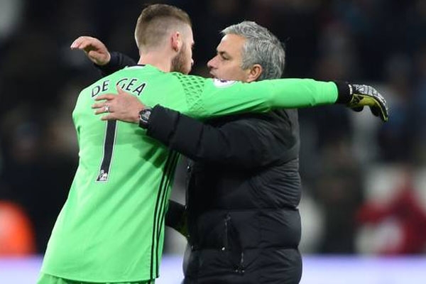 Mourinho bắt đầu bị chất vấn, De Gea muốn đi