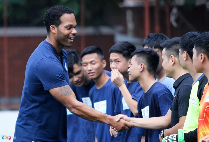 Quang Hải và Lescott rước cúp Ngoại Hạng Anh về với NHM