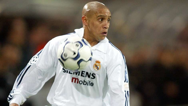 NÓNG: Huyền thoại Roberto Carlos có thể về ĐNÁ làm việc