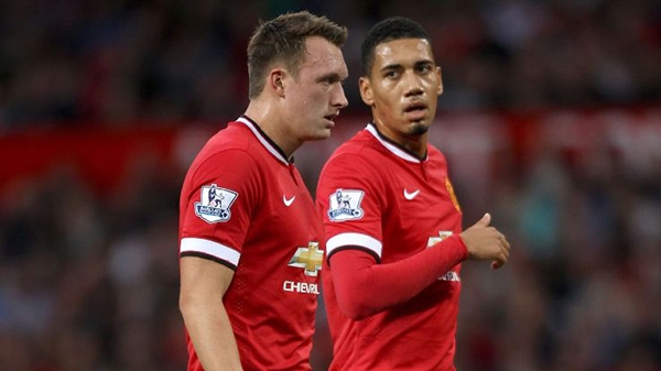 MU tính bán Phil Jones và Smalling