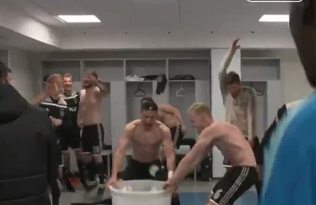 VIDEO: Cầu thủ Ajax quẩy tưng bừng sau khi loại Ronaldo