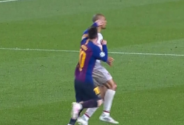 Hàng ngàn CĐV đòi treo giò Messi bởi hành vi đấm sao Liverpool