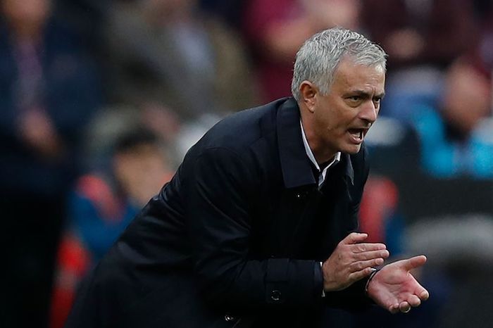 Thắng trận ra mắt, HLV Mourinho xin lỗi NHM Tottenham