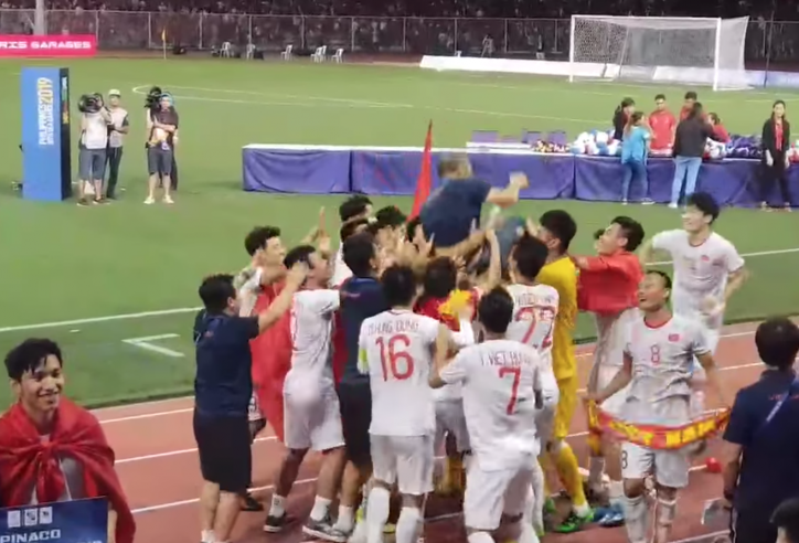 Video: Khoảnh khắc cầu thủ tung hô HLV Park Hang Seo
