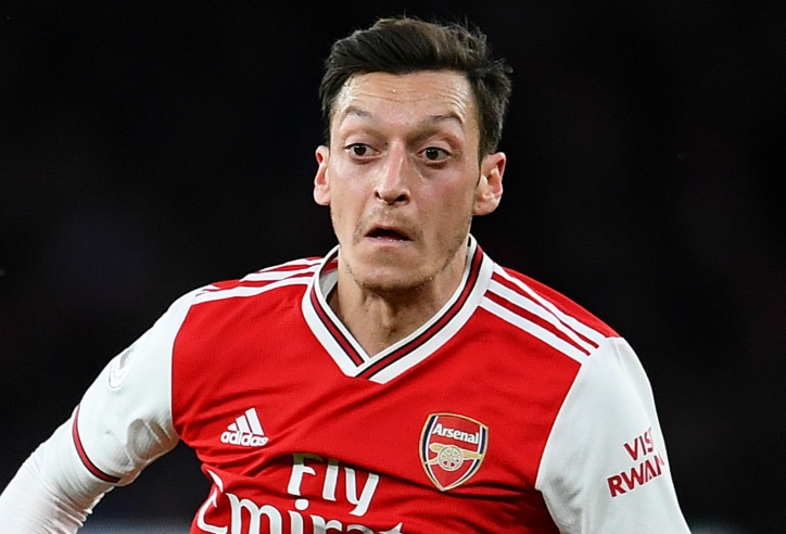 Huyền thoại bóng đá Anh chỉ trích Arsenal vì Ozil