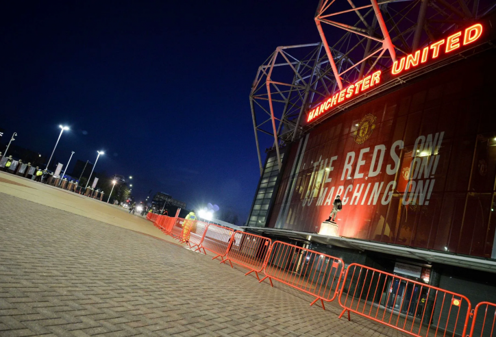 6 bức ảnh đầy u ám ngoài sân nhà MU trước trận derby Manchester