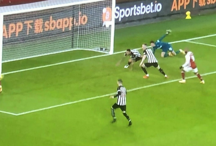 Pha bỏ lỡ không tưởng của Aubameyang trận Arsenal vs Newcastle