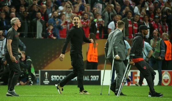 Zlatan! Hãy ở lại và anh có thể ngủ với vợ tôi