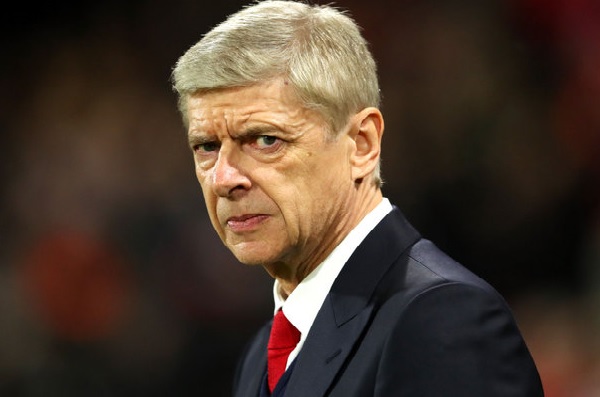 HLV Wenger đau đầu vì chưa tiêu được tiền
