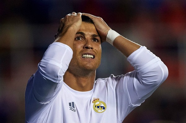 Chủ tịch Real bất ngờ muốn Ronaldo nhận tội trốn thuế