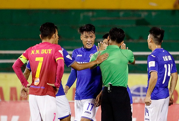 Bị chơi xấu, Mạc Hồng Quân mắng sao trẻ U22 là 'đồ mất dạy'