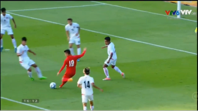 Quang Hải liên tiếp ghi hai bàn 'cực đẹp' như Arjen Robben
