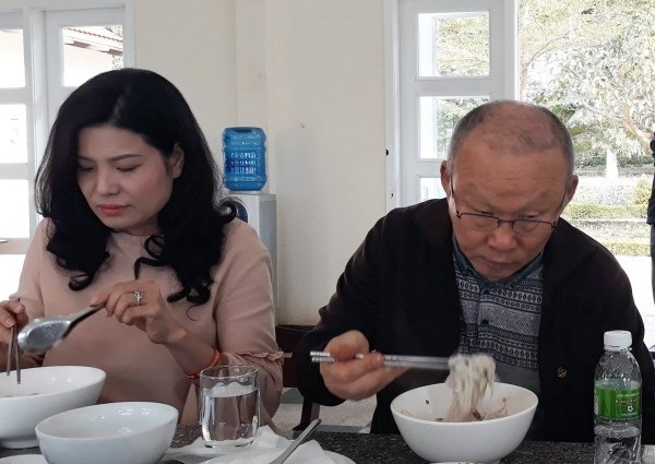 Lên phố Núi 'báo công', HLV Park Hang Seo được bầu Đức đãi đặc sản