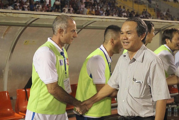 HLV Guillaume Graechen nói gì khi đưa quân Bầu Đức đá giải trẻ?
