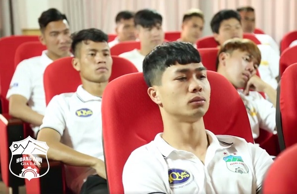 Vừa đá xong V.League, lứa Công Phượng đã vội cắp sách đi học