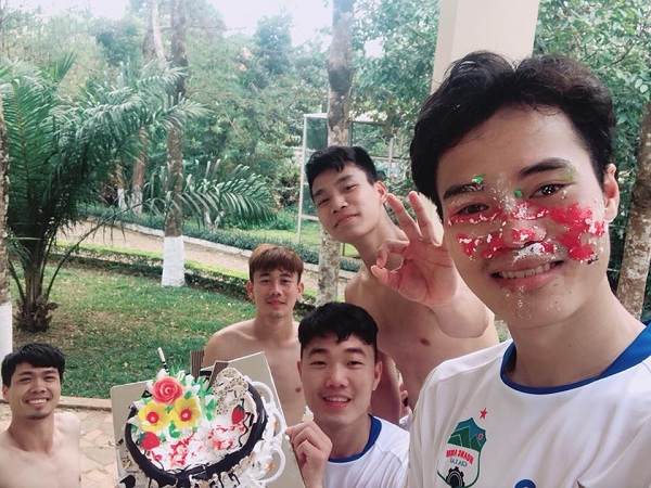 Văn Toàn bị Xuân Trường, Công Phượng 'úp sọt' 
