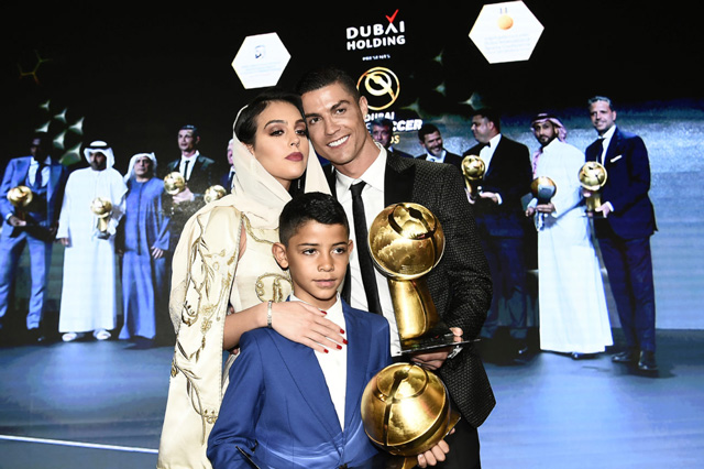 Bạn gái và quý tử nhà Ronaldo say sưa tập trong phòng gym