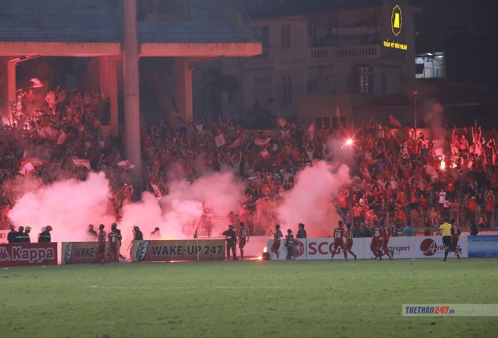 VIDEO: CĐV Hải Phòng ném pháo sáng khi cầu thủ đội nhà ăn mừng