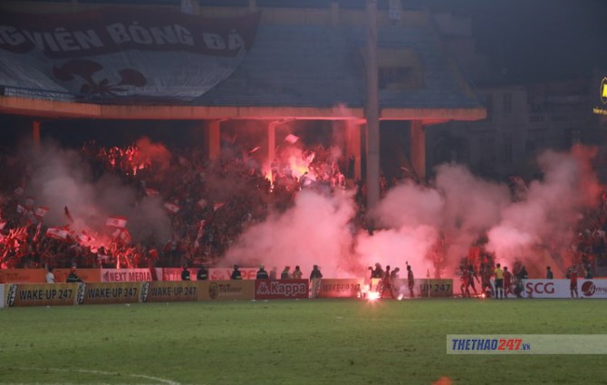 Hà Nội FC bị 'treo sân' Hàng Đẫy vì để CĐV Hải Phòng đốt pháo sáng