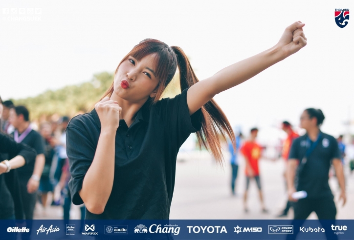 'Bỏng mắt' với dàn mỹ nhân xuất hiện ở trận Việt Nam thắng Thái Lan
