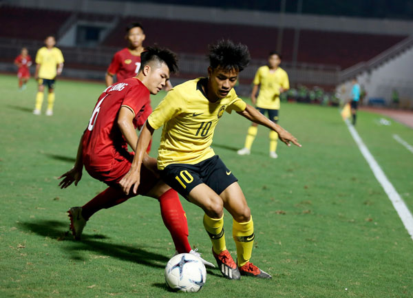 VIDEO: Cầu thủ Malaysia đánh mông tinh tế, giúp U18 Việt Nam chiến thắng