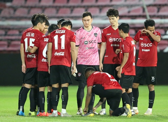 Văn Lâm thủng lưới 2 lần, Muangthong Utd đứt chuỗi bất bại