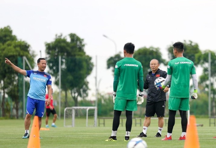 VIDEO: Thủ môn U22 Việt Nam trổ tài bắt penalty