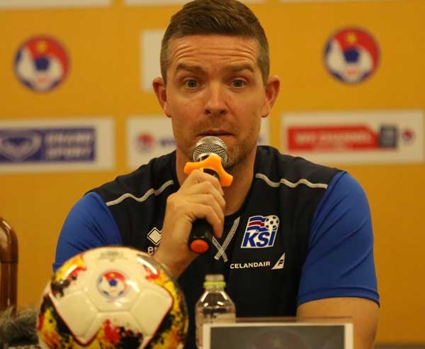 HLV Iceland: 'Chúng tôi sẽ đá nghiêm túc và tạo nên bất ngờ'