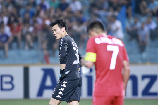 VIDEO: Bùi Tiến Dũng 4 lần vào lưới nhặt bóng ở vòng 26 V.League